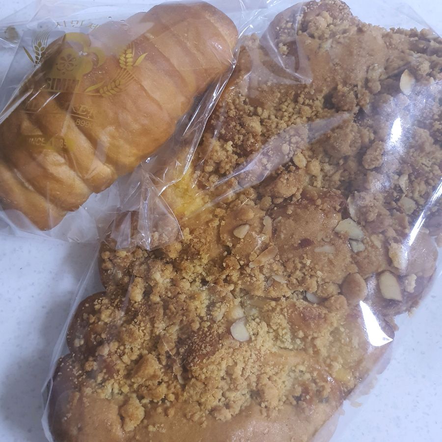 빵 두 개가 포장되어 있는 모습.