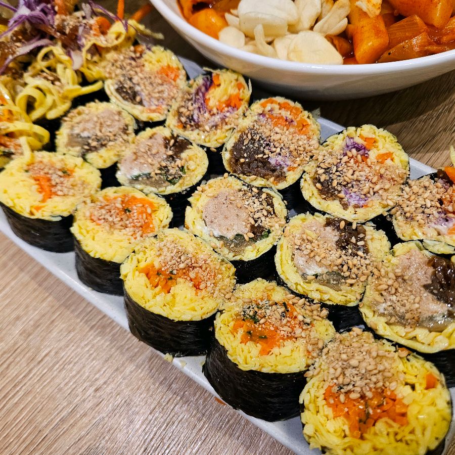 알록달록한 색감의 미니 키토 김밥