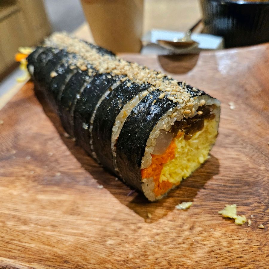 고소한 참깨가 듬뿍 뿌려진 키토 김밥