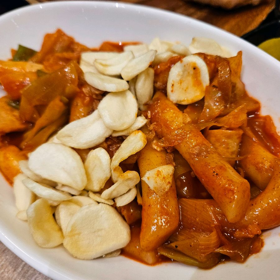 마늘칩이 듬뿍 올라간 마늘 떡볶이