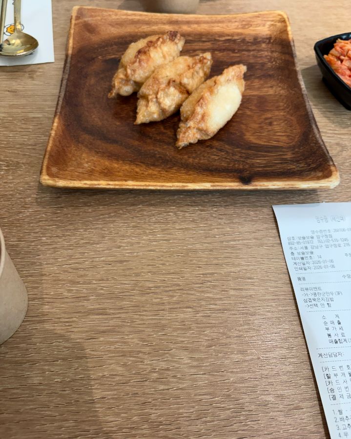 나무 접시에 담겨 나온 군만두