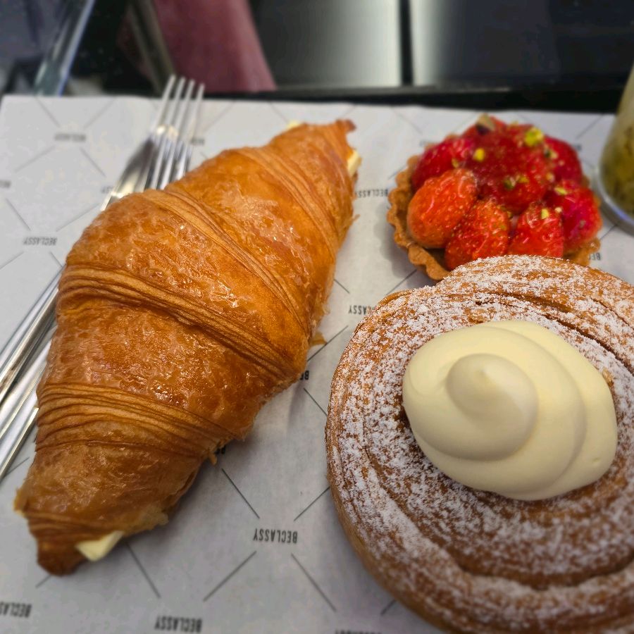 버터 크루아상, 딸기 타르트, 몽블랑