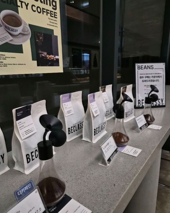 다양한 원두를 직접 시향하고 선택할 수 있는 코너
