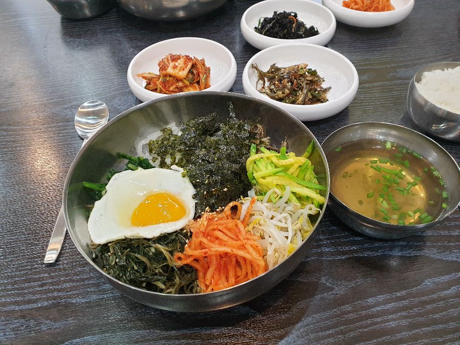 다채로운 채소가 듬뿍 담긴 쑥부쟁이 비빔밥 한상차림