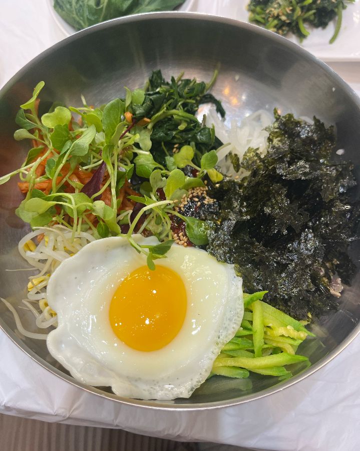 클로즈업으로 촬영한 쑥부쟁이 비빔밥