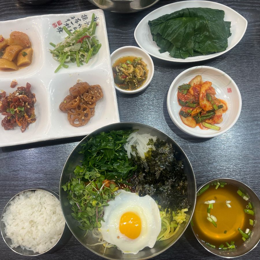 푸짐한 쑥부쟁이 비빔밥 한상차림