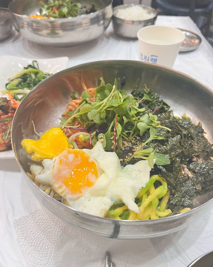 고향맛집의 비빔밥과 곁들임 반찬