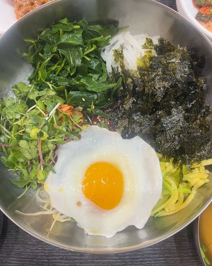 신선한 쑥부쟁이 비빔밥