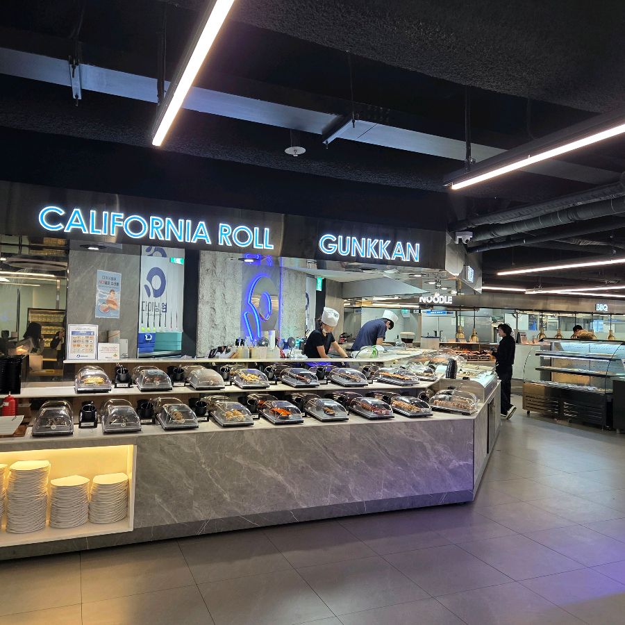 다양한 종류의 캘리포니아 롤과 군함말이가 진열된 코너