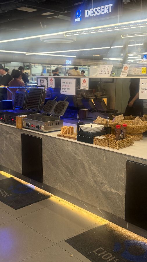 와플을 직접 구워주는 디저트 코너