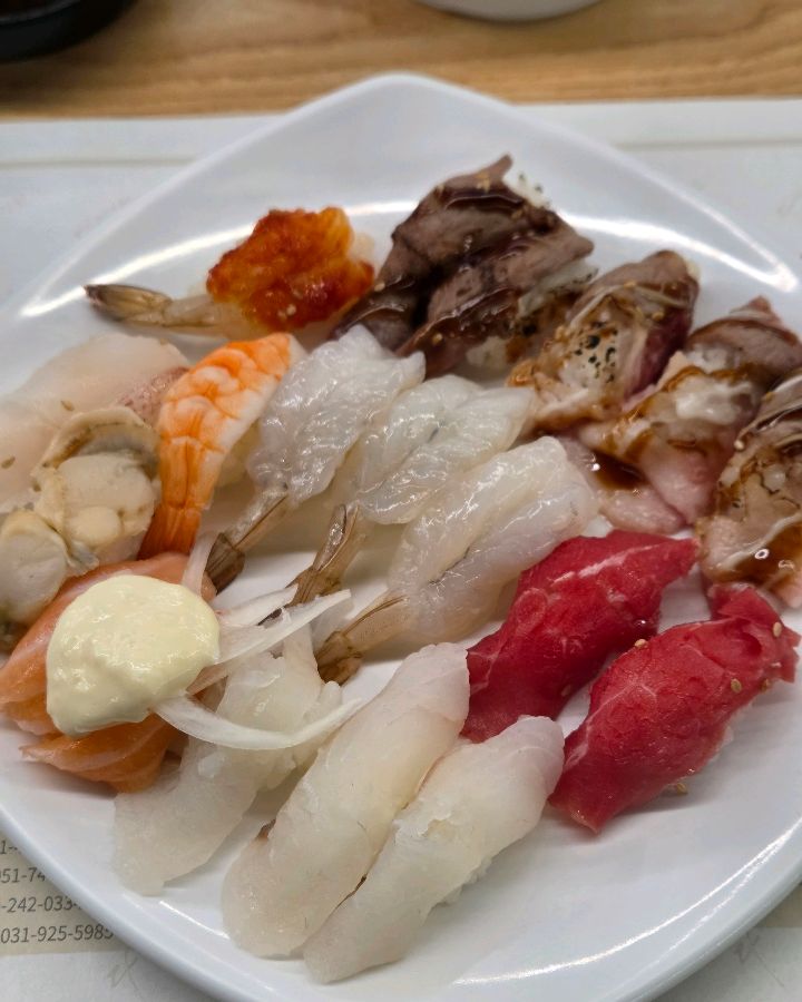 다양한 종류의 신선한 초밥