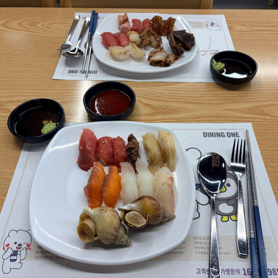 다양한 초밥과 롤이 정갈하게 담긴 접시