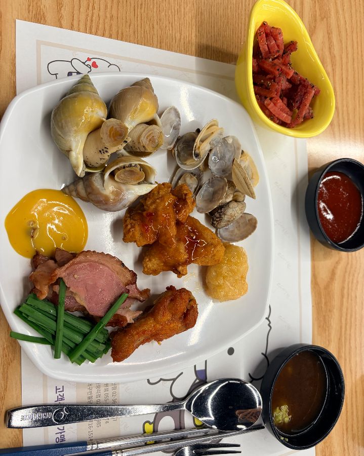 닭발, 바지락, 오리고기 등 다양한 음식이 담긴 접시