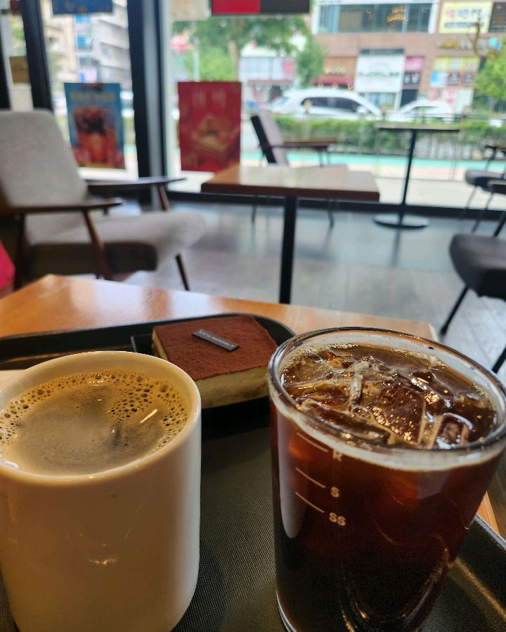 투썸플레이스 아이스 아메리카노와 티라미수