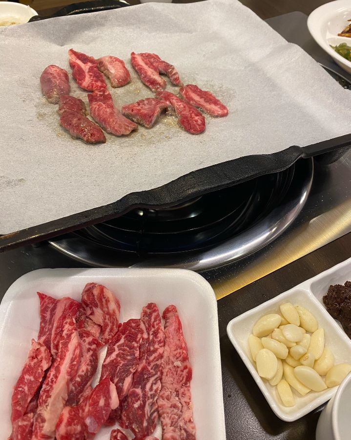 숯불 위에 올려진 신선한 갈비살