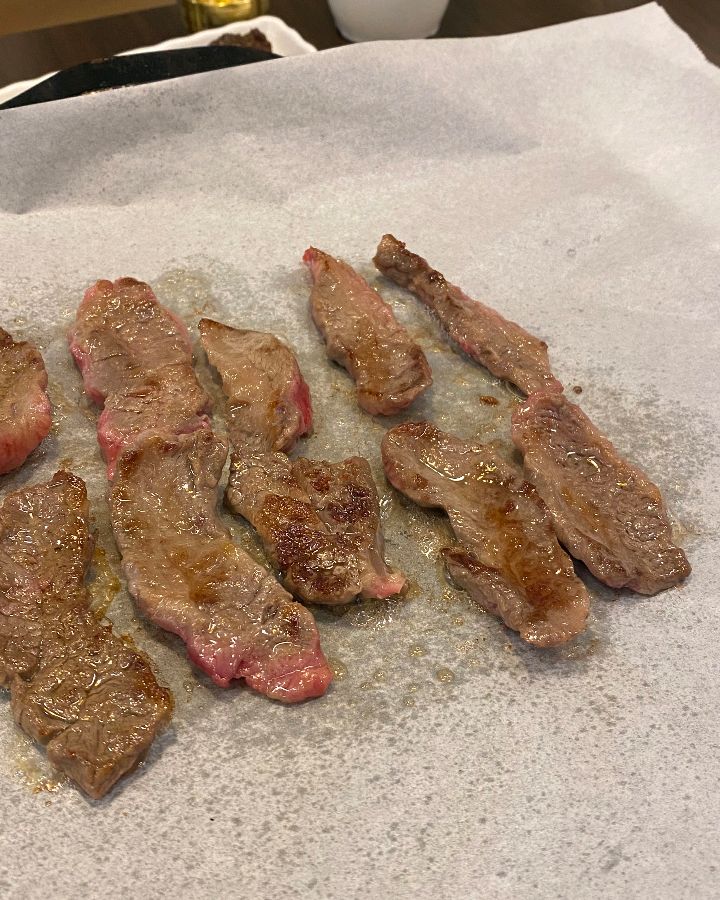 노릇하게 구워진 갈비살