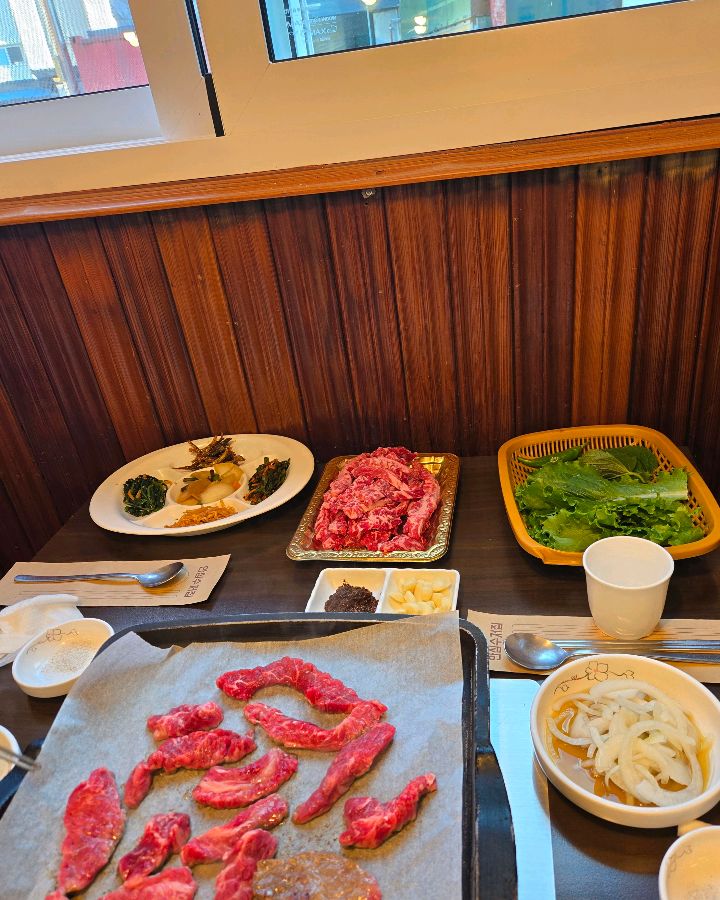 황지 정육식당의 풍성한 한 상 차림