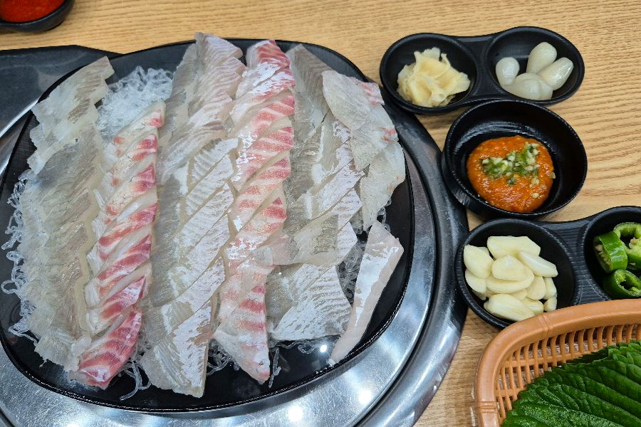 윤기가 흐르는 광어회의 신선한 자태