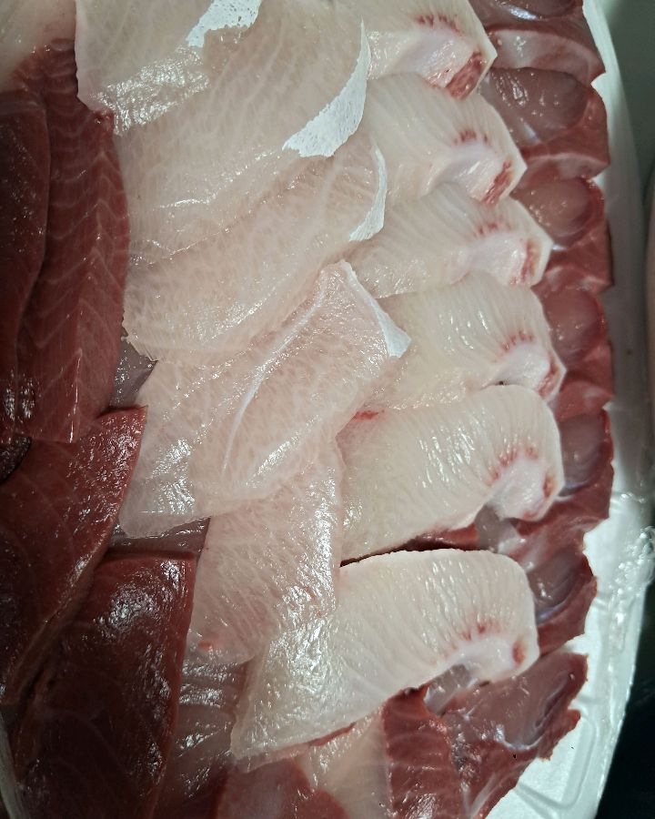 두툼하게 썰린 활어회의 퀄리티를 보여주는 사진