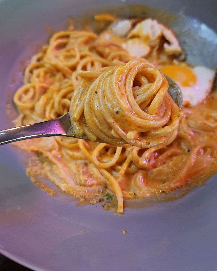 오이스터 파스타 면을 들어올린 사진