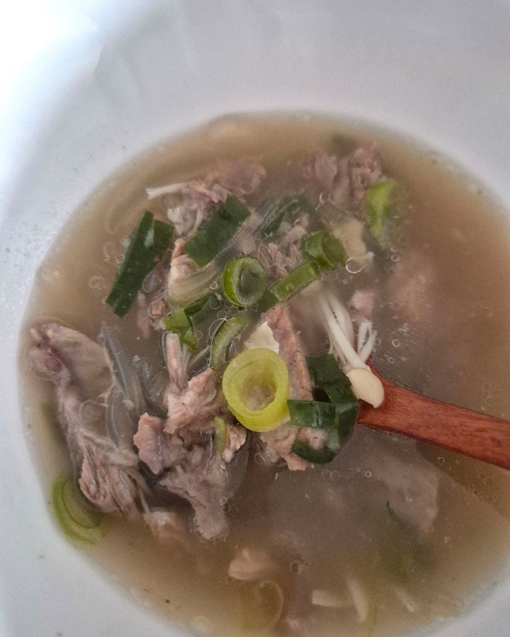 갈비와 당면, 파가 조화롭게 어우러진 갈비탕