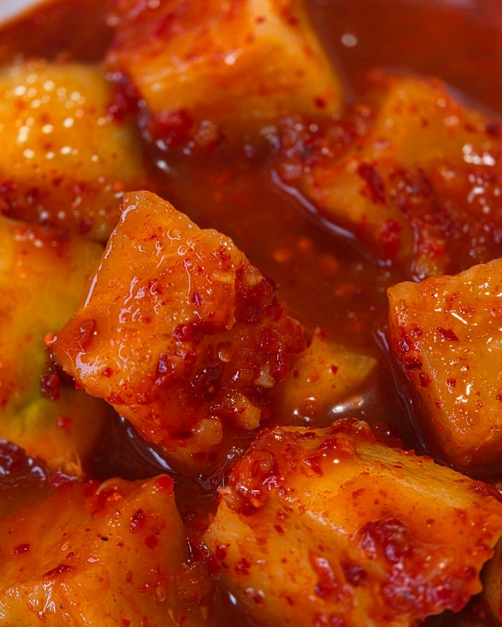 톡 쏘는 시원함이 매력적인 깍두기