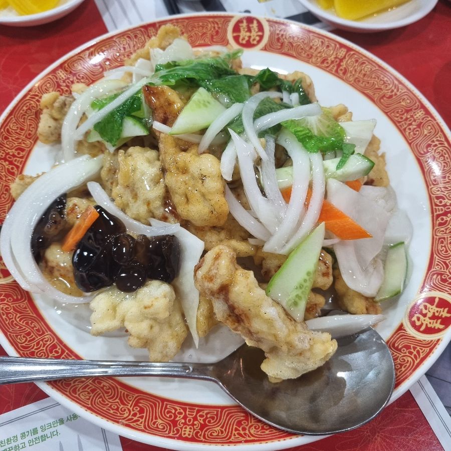 윤기가 흐르는 탕수육의 모습