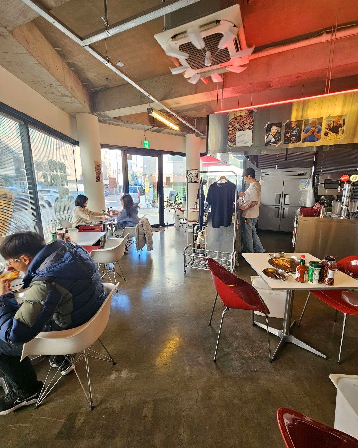 넓은 창을 통해 햇살이 가득 들어오는 8pcs 내부 전경