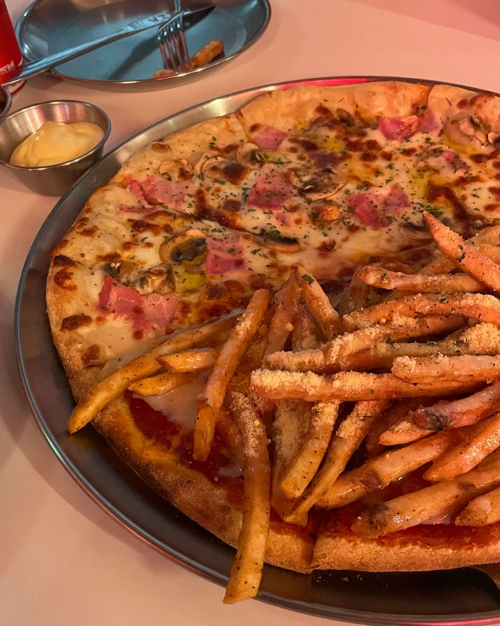 포테이토 피자와 햄&머쉬룸 피자가 조화롭게 반반으로 제공되는 모습