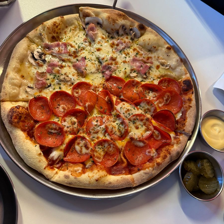 페퍼로니 피자와 햄&머쉬룸 피자가 반반으로 제공되는 모습