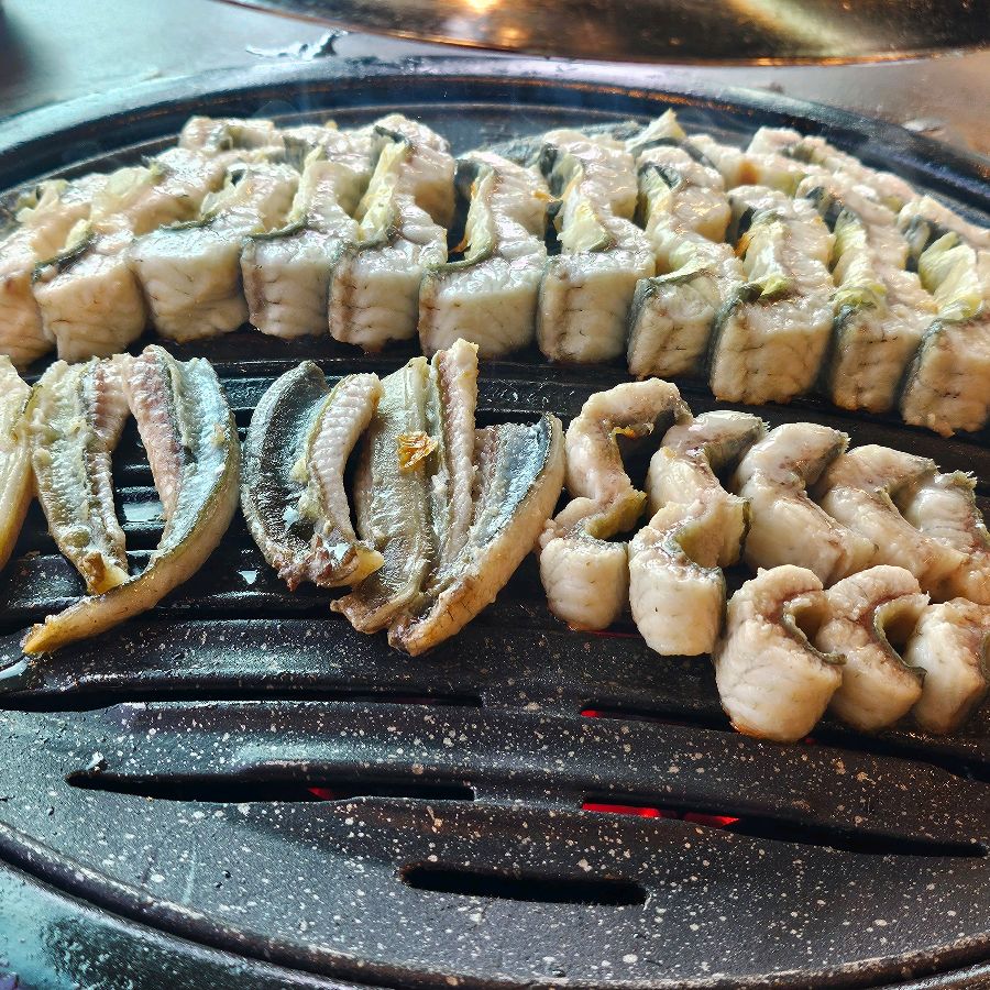 숯불 위에서 노릇하게 구워지는 장어