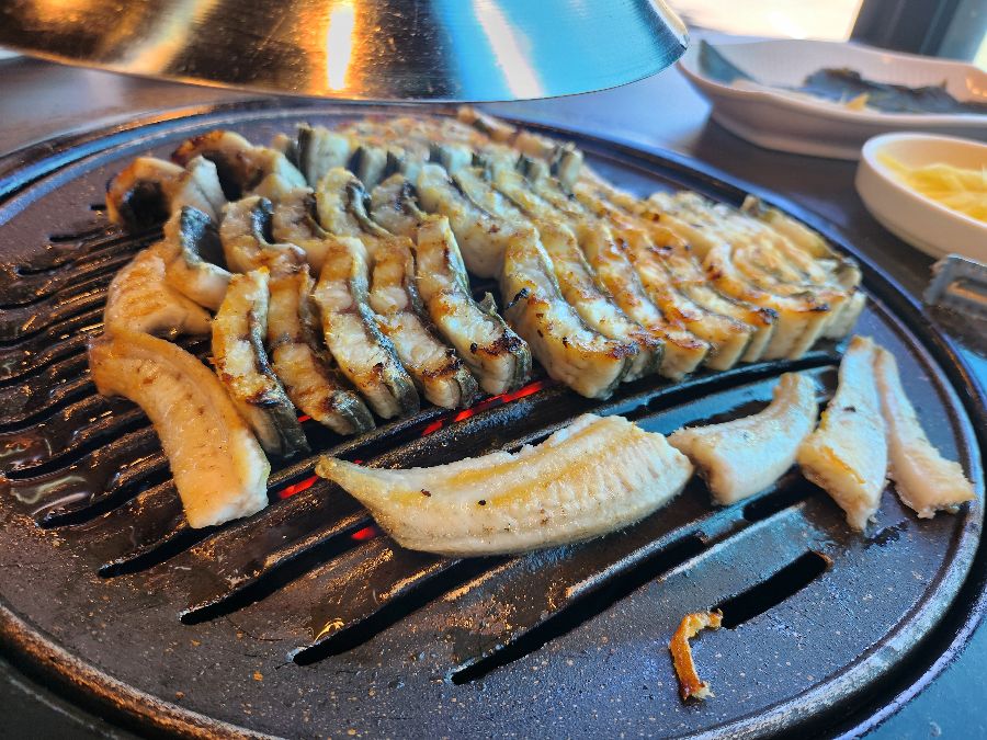 전문가의 손길로 구워지는 장어