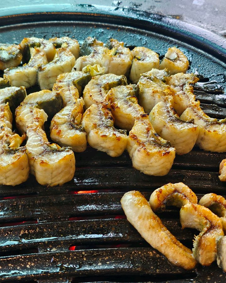 노릇하게 구워진 장어 단면