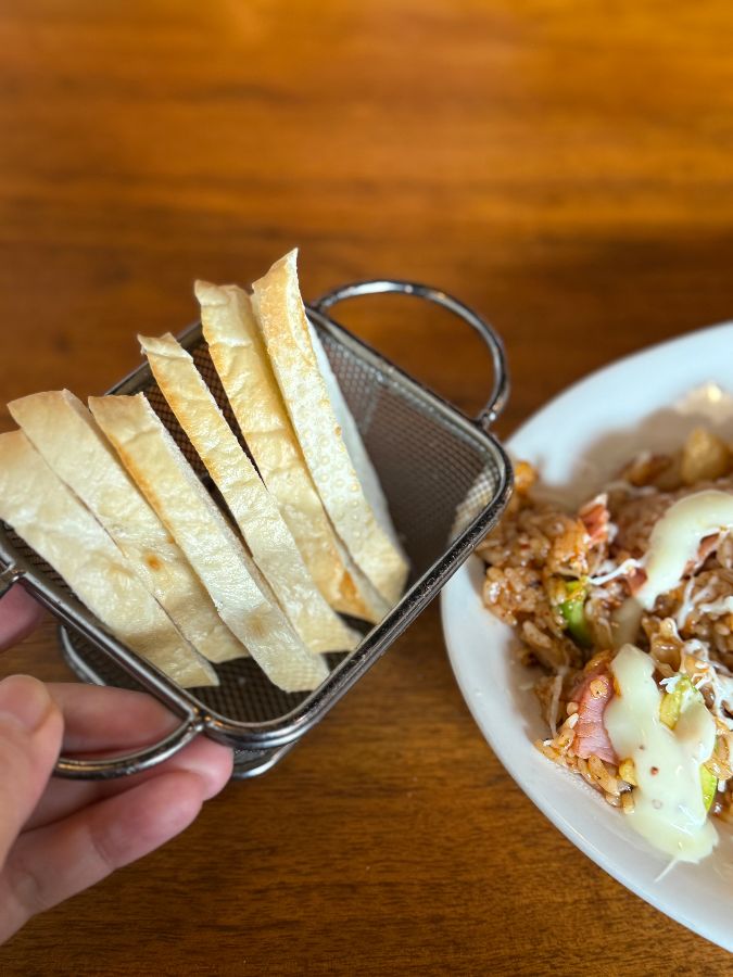 필라프와 함께 제공되는 바삭한 빵 스틱