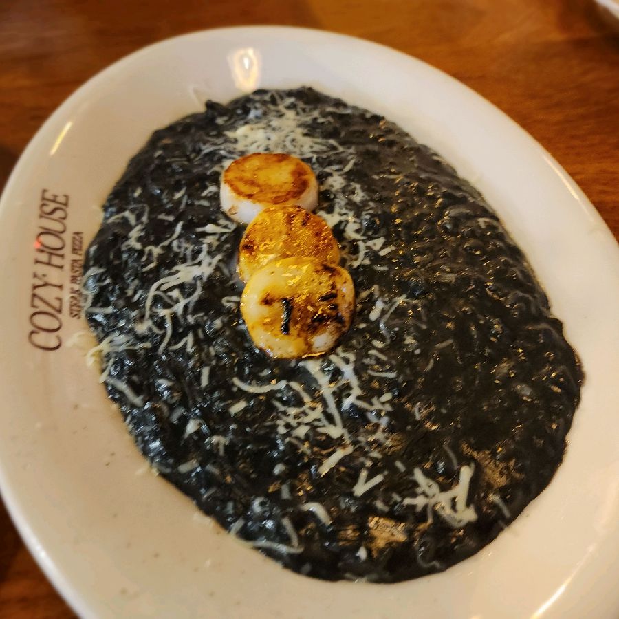 탱글탱글한 관자가 올라간 먹물 리조또