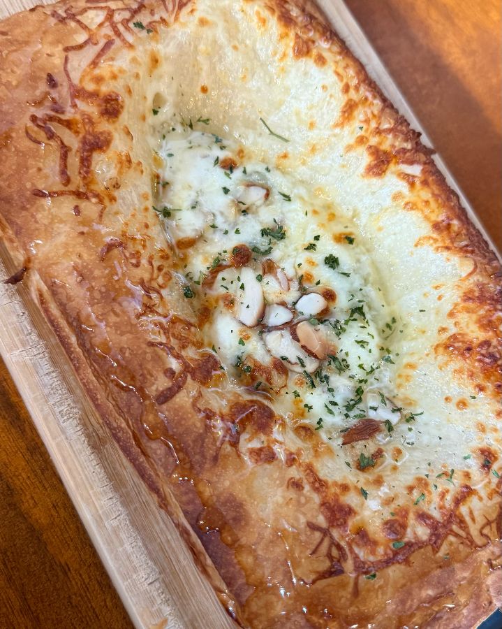 페스츄리 도우로 만들어진 고르곤졸라 피자