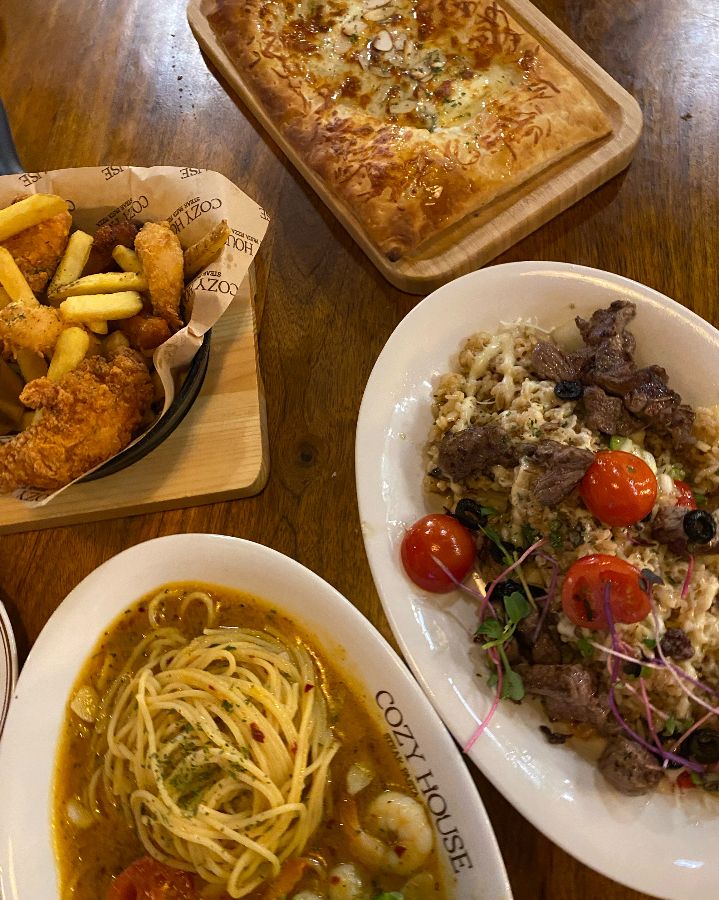 다양한 메뉴를 한 상 가득 차려놓은 모습