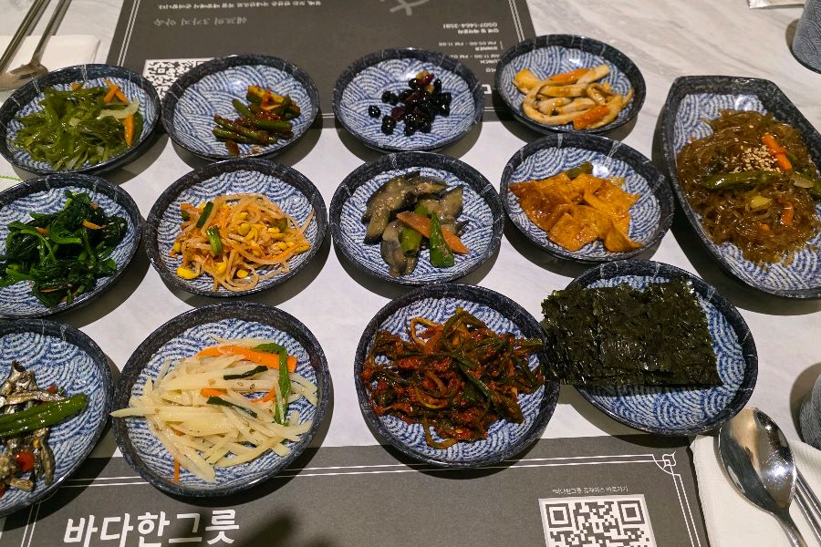 푸짐한 12첩 반상 클로즈업