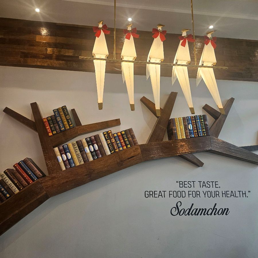 책과 조명이 어우러진 소담촌 주엽점의 독특한 인테리어