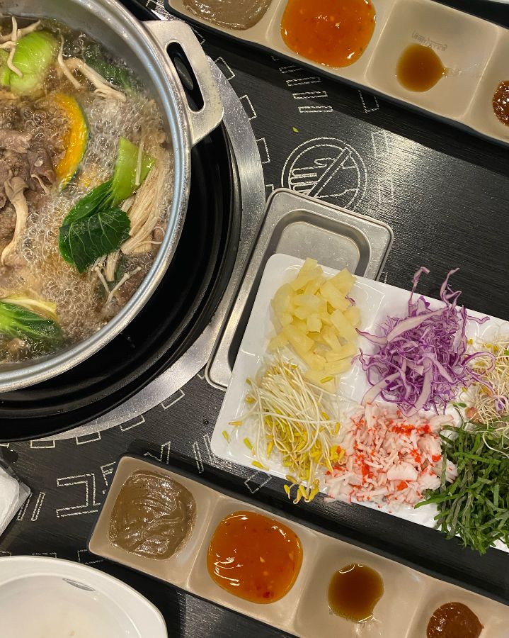 다채로운 소스와 신선한 채소가 준비된 샐러드바