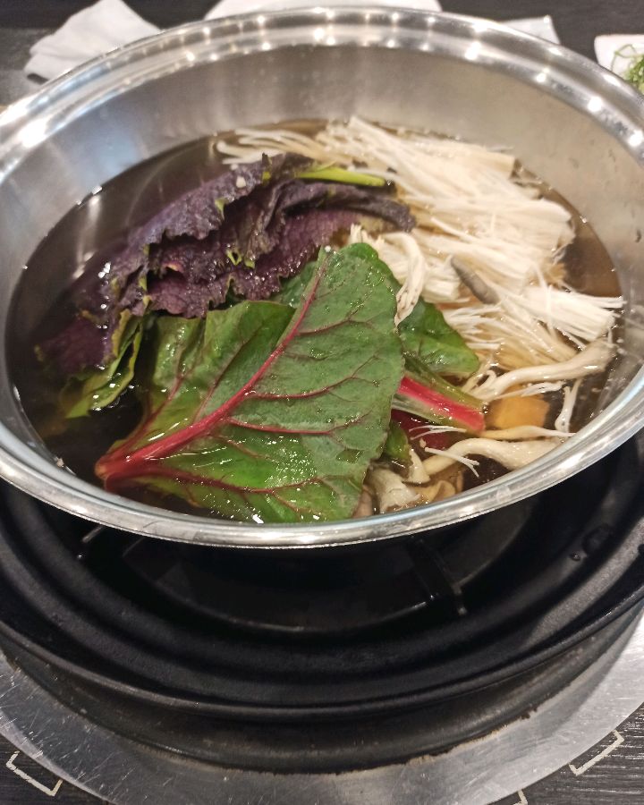 신선한 야채가 가득 담긴 샤브샤브 냄비