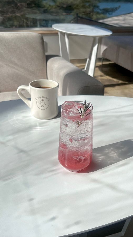 테이블 위에 놓인 음료 두 잔