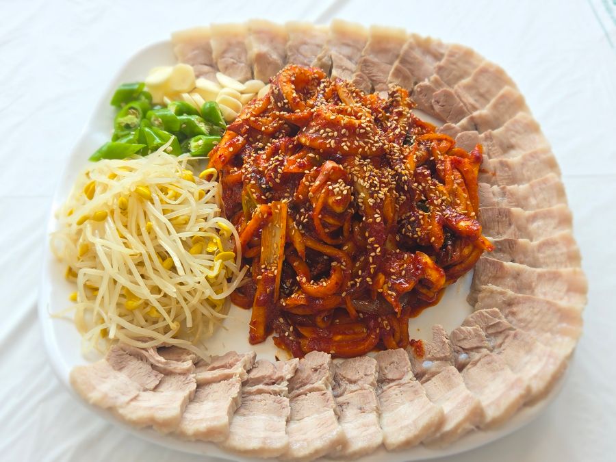 윤기가 자르르 흐르는 한올국수&오징어보쌈의 오징어보쌈 메인 플레이트