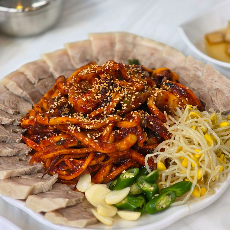 매콤한 오징어볶음과 부드러운 보쌈의 환상적인 조화