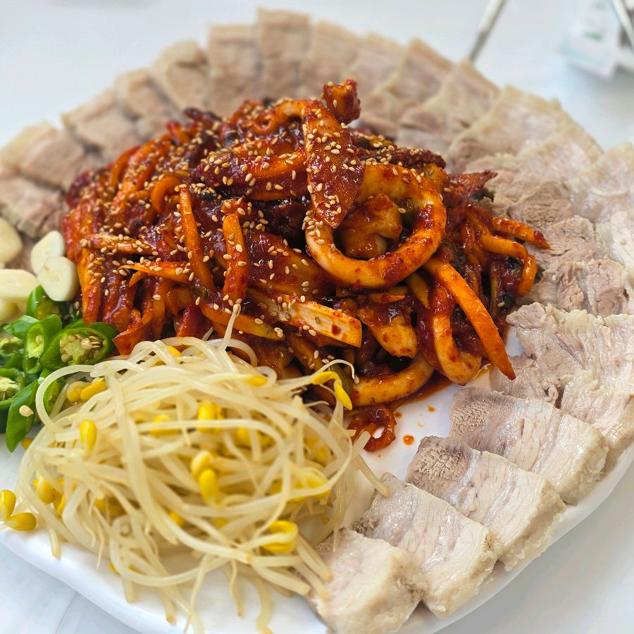 오징어볶음, 보쌈, 콩나물, 마늘, 고추의 다채로운 구성