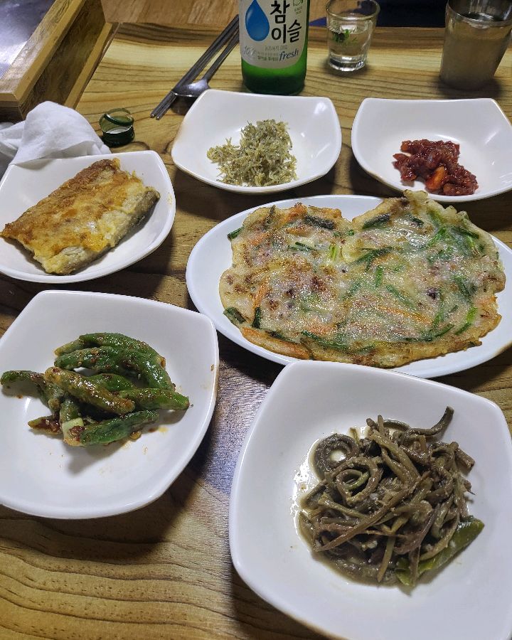 정갈하게 담겨 나온 갯마을 아구찜의 밑반찬