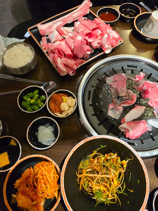 차돌박이와 다채로운 곁들임 메뉴가 한 상 가득 차려진 모습