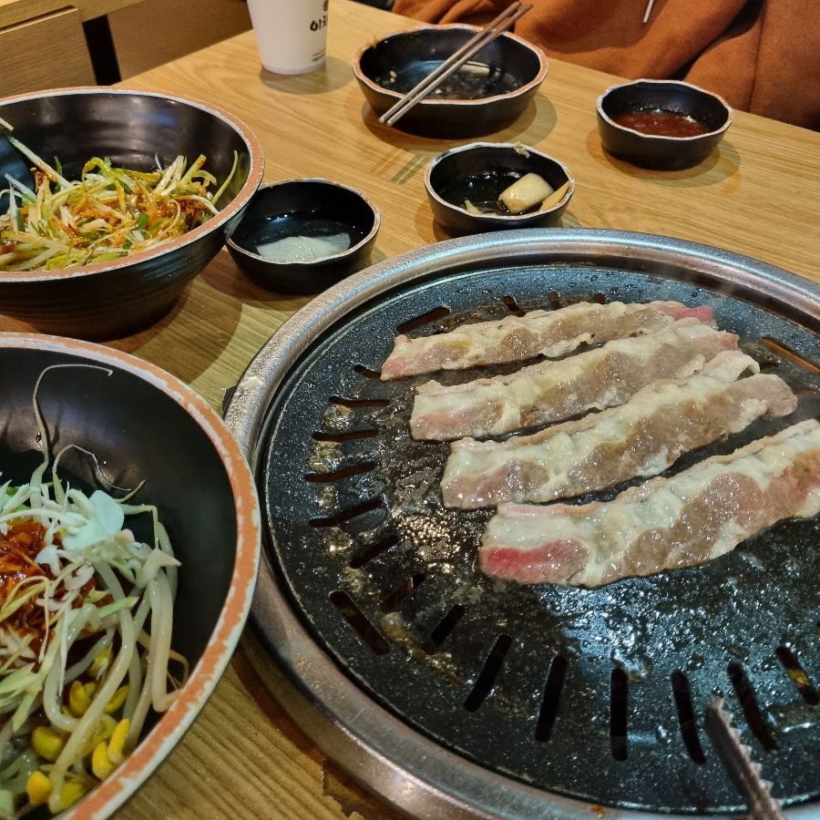 불판 위에서 맛있게 익어가는 차돌박이