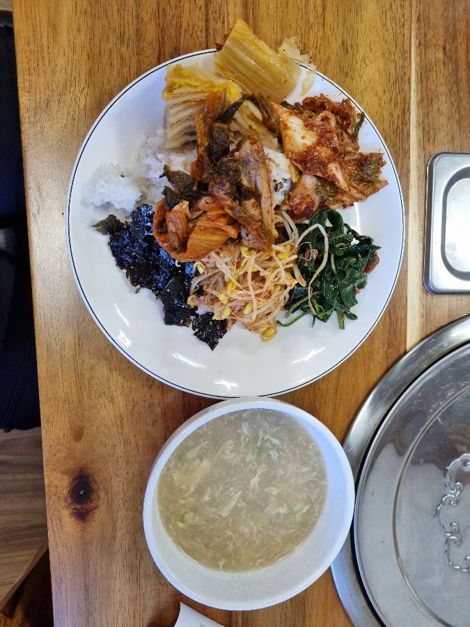 정갈하게 담겨진 반찬과 밥, 그리고 맑은 국물의 조화