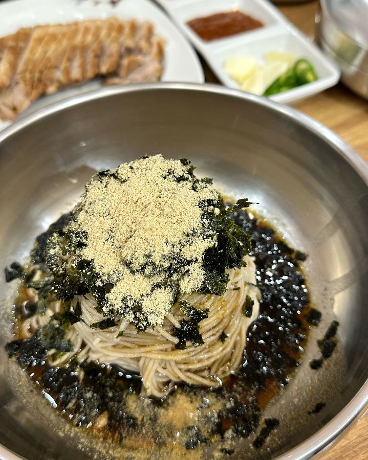 고소한 들기름 막국수의 자태